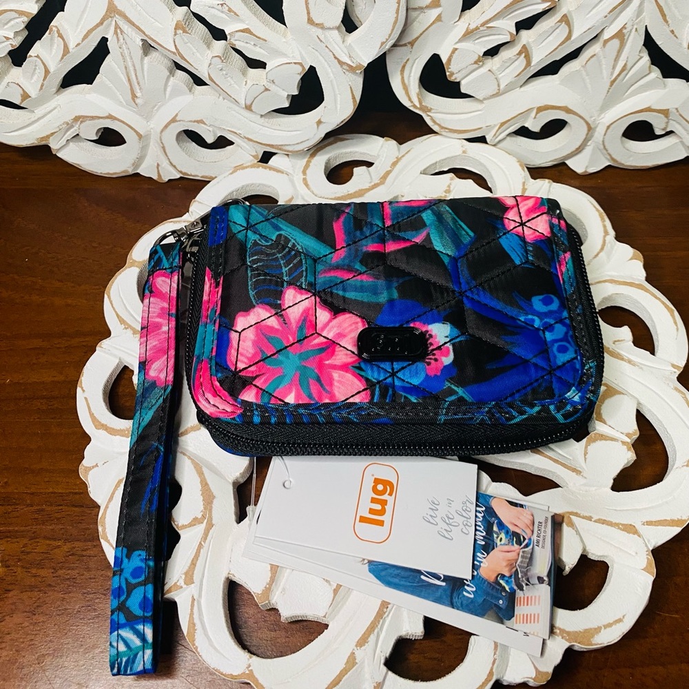 Lug wristlet